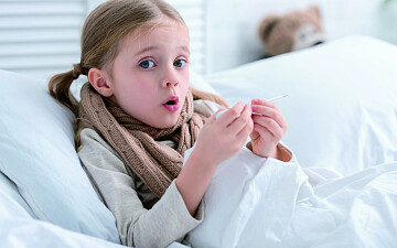 Как правильно сбивать ребенку температуру (и когда это делать не нужно)