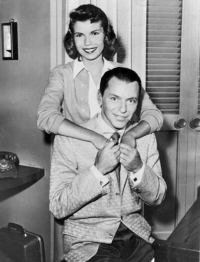 Фрэнк Синатра с дочерью Нэнси, 1957 &...