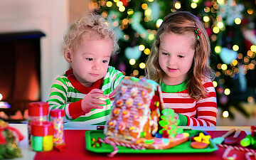 Чтобы сладкие подарки и праздничное застолье не навредили ребенку: советы эксперта