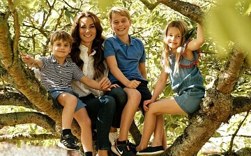 Кейт Миддлтон поделилась новыми фотографиями с детьми в честь Дня матери