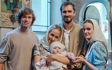 Теннисист Даниил Медведев показал фотографии с крестин дочери