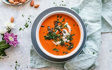 Готовим с Туттой Ларсен: рецепт пряного томатного супа с шоколадом