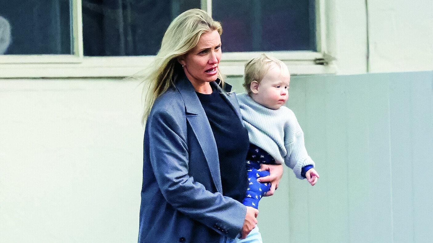 Летящей походкой: повторяем осенний образ звездной мамы