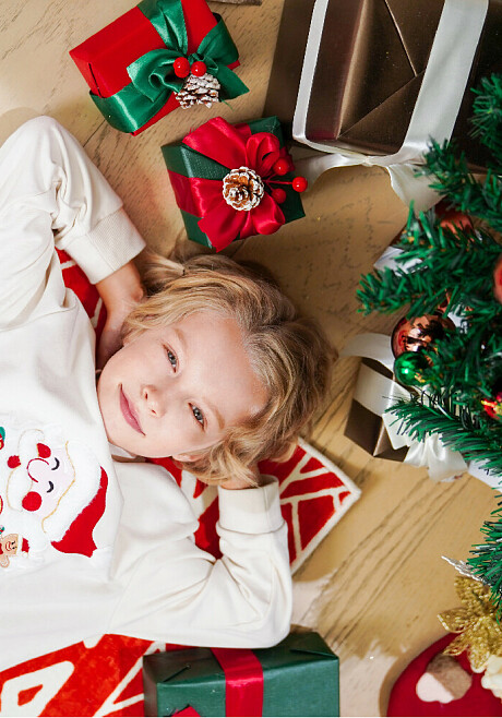 Зажгите звёзды: гид по самым вдохновляющим новогодним нарядам для детей