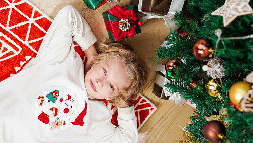 Зажгите звёзды: гид по самым вдохновляющим новогодним нарядам для детей