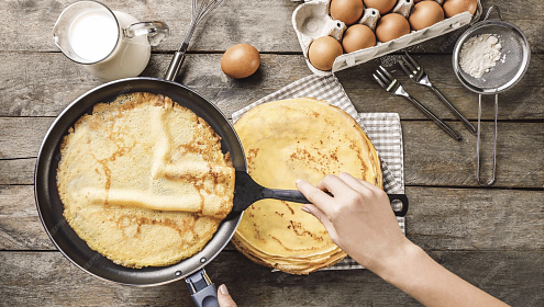 Готовим дома: рецепты московских шеф-поваров для идеальных блинов