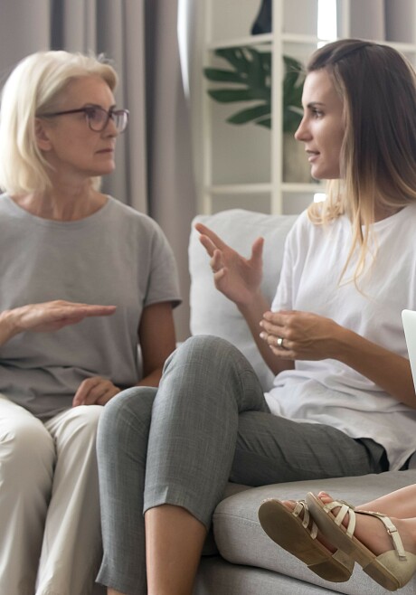 Охранять границу: как бережно и мудро общаться с родственниками после рождения ребенка