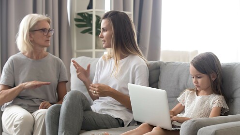 Охранять границу: как бережно и мудро общаться с родственниками после рождения ребенка